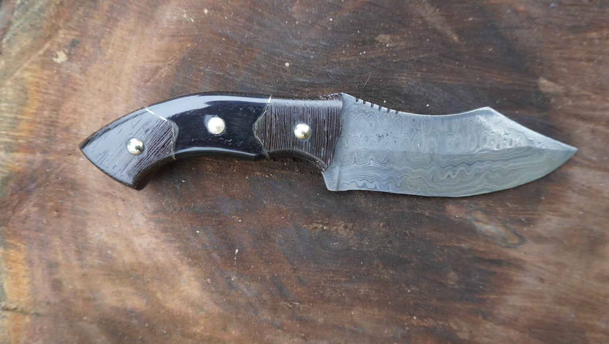 Damascus Steel Fixed Blade Hunting Knife with Beautiful Leather Sheath