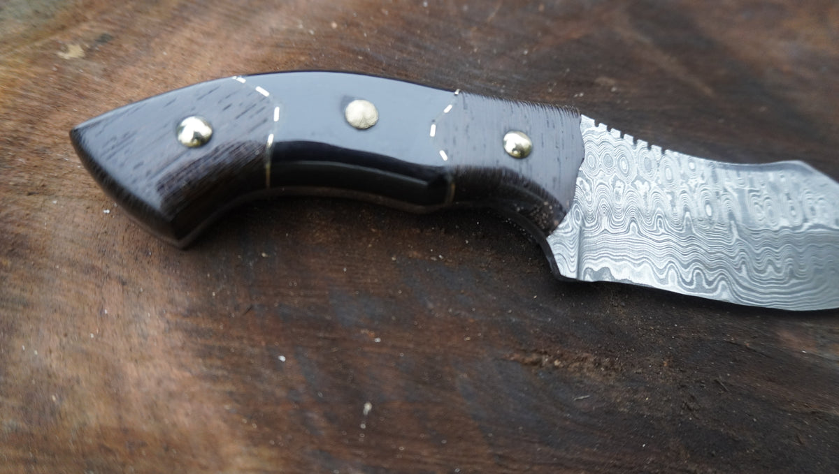 Damascus Steel Fixed Blade Hunting Knife with Beautiful Leather Sheath