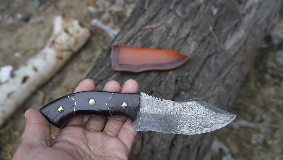 Damascus Steel Fixed Blade Hunting Knife with Beautiful Leather Sheath