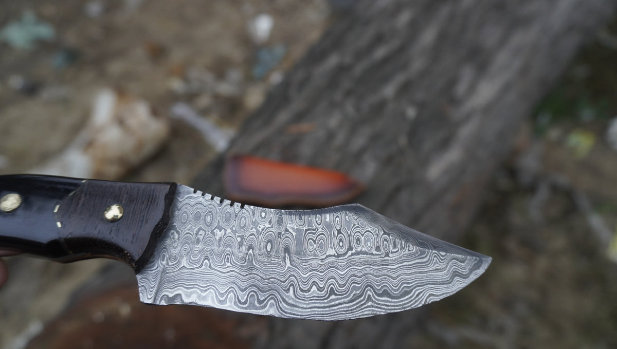 Damascus Steel Fixed Blade Hunting Knife with Beautiful Leather Sheath