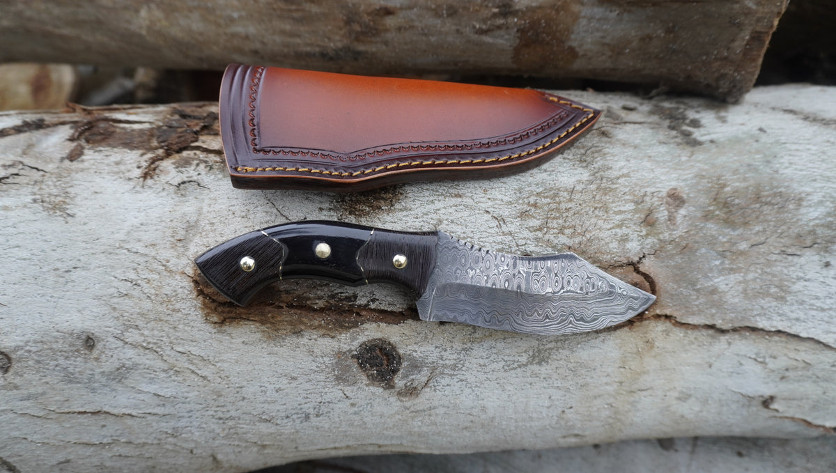 Damascus Steel Fixed Blade Hunting Knife with Beautiful Leather Sheath