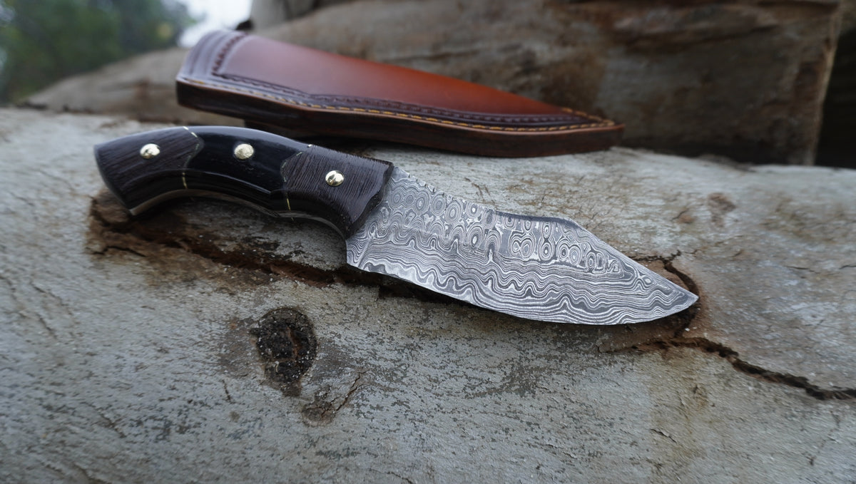 Damascus Steel Fixed Blade Hunting Knife with Beautiful Leather Sheath