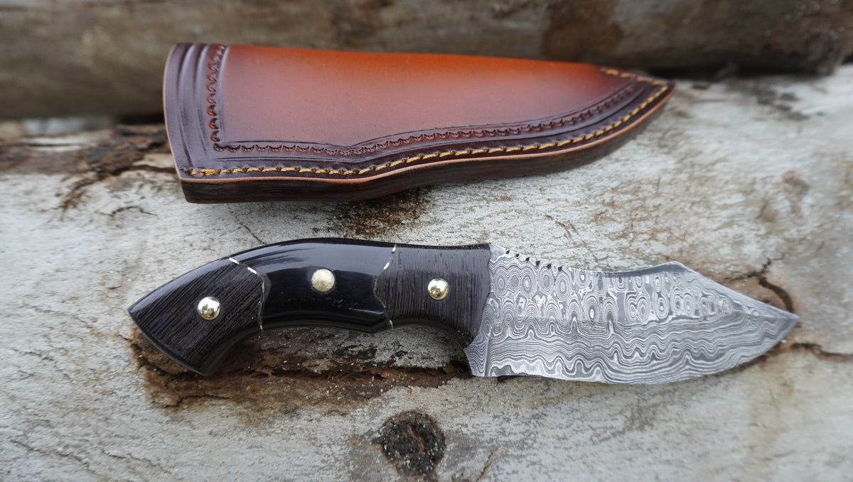 Damascus Steel Fixed Blade Hunting Knife with Beautiful Leather Sheath