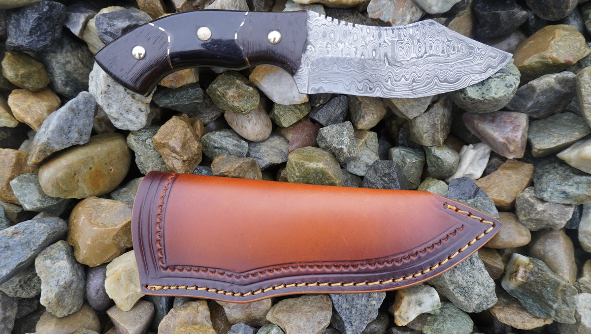 Damascus Steel Fixed Blade Hunting Knife with Beautiful Leather Sheath