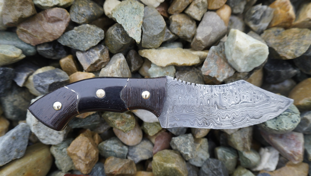 Damascus Steel Fixed Blade Hunting Knife with Beautiful Leather Sheath