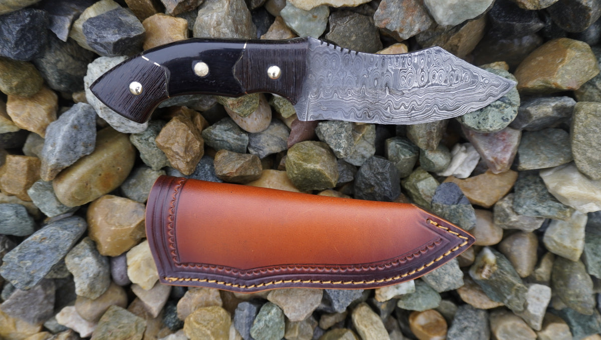 Damascus Steel Fixed Blade Hunting Knife with Beautiful Leather Sheath