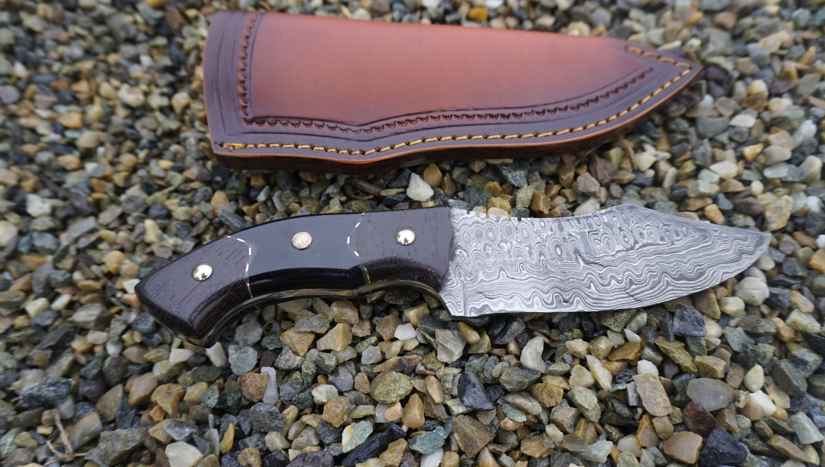 Damascus Steel Fixed Blade Hunting Knife with Beautiful Leather Sheath